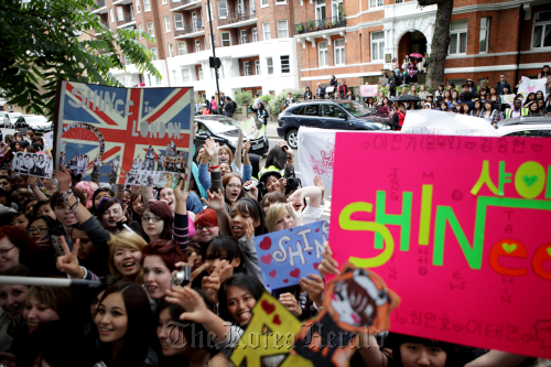Fans of SHINee cheer in front of Abbey Road Studios in London on Sunday.  SM Entertainment