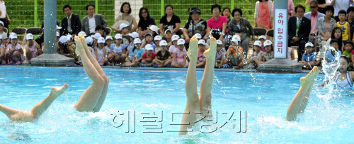 서울을 비롯한 경기도와 강원도영서 및 전라도일부지역에 폭염주의보가 발효된 20일, 서울 서초구 양재천 야외수영장이 개장해 싱크로나이즈 선수들이 개장축하공연을  하고 있다.<br />김명섭 기자 msiron@
서울을 비롯한 경기도와 강원도영서 및 전라도일부지역에 폭염주의보가 발효된 20일, 서울 서초구 양재천 야외수영장이 개장해 싱크로나이즈 선수들이 개장축하공연을  하고 있다.
김명섭 기자 msiron@