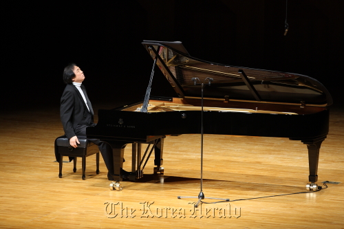Pianist Paik Kun-woo performs at Seoul Arts Center’s Concert Hall on Sunday.  Credia