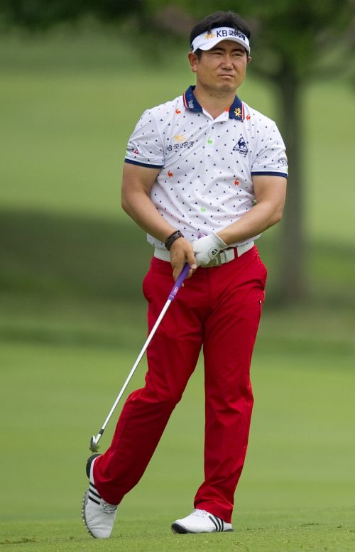 <YONHAP PHOTO-0335> Y.E. Yang of Korea watches his fairway shot on the fourth hole during the final round of the 111th US Open at Congressional Country Club on June 19, 2011, in Bethesda, Maryland. AFP PHOTO / Jim WATSON /2011-06-20 07:28:21/ <저작권자 ⓒ 1980-2011 ㈜연합뉴스. 무단 전재 재배포 금지.>
Yang Yong-eun
AFP-Yonhap News