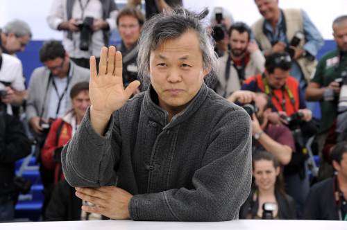 <YONHAP PHOTO-0231> (FILES) In this photographe taken on May 13, 2011 South Korean director Kim Ki-Duk poses during the photocall of "Arirang" presented in the Un Certain Regard selection at the 64th Cannes Film Festival in Cannes. South Korean director Kim Ki-Duk's wrenching cinematic self-portrait and a German drama about the final days of a dying man shared a coveted sidebar prize at Cannes on May 21, 2011, as the festival cruised toward its awards climax. AFP PHOTO / ANNE-CHRISTINE POUJOULAT /2011-05-22 05:17:57/ <저작권자 ⓒ 1980-2011 ㈜연합뉴스. 무단 전재 재배포 금지.>
Director Kim Ki-duk during the photocall for “Arirang” presented in the Un Certain Regard selection at the 64th Cannes Film Festival in Cannes.  AFP-Yonhap News