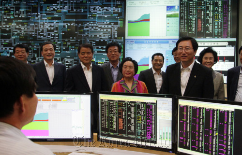Minister of Knowledge Economy Choi Joong-kyung (second from right) is briefed about the electricity demand and supply situation at the Korea Power Exchange in Seoul on Monday.   Yonhap News