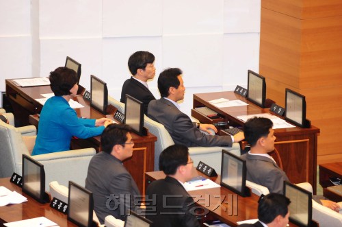 20일 오후 서울시의회는 오세훈 서울시장이 참석한 가운데 제 231회 정례회 개회식이 열렸다. 오시장은 지난 18일 기자간담회에서 시정질문을 통해 다툴것은 다투고 설득할 것은 설득하겠다고 말했다. <br />이상섭 기자 babtong@heraldm.com 2011.06.20
20일 오후 서울시의회는 오세훈 서울시장이 참석한 가운데 제 231회 정례회 개회식이 열렸다. 오시장은 지난 18일 기자간담회에서 시정질문을 통해 다툴것은 다투고 설득할 것은 설득하겠다고 말했다.
이상섭 기자 babtong@heraldm.com 2011.06.20