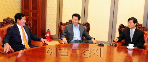 20일 오후 서울시의회는 오세훈 서울시장이 참석한 가운데 제 231회 정례회 개회식이 열렸다. 오시장은 지난 18일 기자간담회에서 시정질문을 통해 다툴것은 다투고 설득할 것은 설득하겠다고 말했다. (좌로부터 허광태서울시의회의장, 오세훈 서울시장, 곽노현 서울시교육감)<br />이상섭 기자 babtong@heraldm.com 2011.06.20
20일 오후 서울시의회는 오세훈 서울시장이 참석한 가운데 제 231회 정례회 개회식이 열렸다. 오시장은 지난 18일 기자간담회에서 시정질문을 통해 다툴것은 다투고 설득할 것은 설득하겠다고 말했다. (좌로부터 허광태서울시의회의장, 오세훈 서울시장, 곽노현 서울시교육감)
이상섭 기자 babtong@heraldm.com 2011.06.20