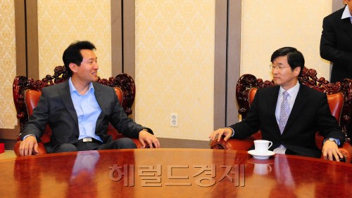 20일 오후 서울시의회는 오세훈 서울시장이 참석한 가운데 제 231회 정례회 개회식이 열렸다. 오시장은 지난 18일 기자간담회에서 시정질문을 통해 다툴것은 다투고 설득할 것은 설득하겠다고 말했다. (좌로부터 오세훈 서울시장, 곽노현 서울시교육감)<br />이상섭 기자 babtong@heraldm.com 2011.06.20
20일 오후 서울시의회는 오세훈 서울시장이 참석한 가운데 제 231회 정례회 개회식이 열렸다. 오시장은 지난 18일 기자간담회에서 시정질문을 통해 다툴것은 다투고 설득할 것은 설득하겠다고 말했다. (좌로부터 오세훈 서울시장, 곽노현 서울시교육감)
이상섭 기자 babtong@heraldm.com 2011.06.20
