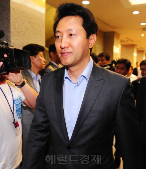 20일 오후 서울시의회는 오세훈 서울시장이 참석한 가운데 제 231회 정례회 개회식이 열렸다. 오시장은 지난 18일 기자간담회에서 시정질문을 통해 다툴것은 다투고 설득할 것은 설득하겠다고 말했다. 오시장이 의회로 들어가고 있다.이상섭 기자 babtong@heraldm.com 2011.06.20
20일 오후 서울시의회는 오세훈 서울시장이 참석한 가운데 제 231회 정례회 개회식이 열렸다. 오시장은 지난 18일 기자간담회에서 시정질문을 통해 다툴것은 다투고 설득할 것은 설득하겠다고 말했다. 오시장이 의회로 들어가고 있다.이상섭 기자 babtong@heraldm.com 2011.06.20