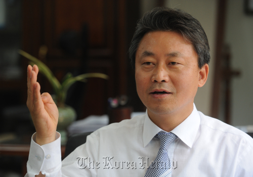 정연찬 서울시 맑은환경본부장 인터뷰.<br />이상섭 기자 babtong@heraldm.com 2011.06.15
Jeong Yon-chan, Seoul City’s assistant mayor of environmental protection headquarters, speaks in a recent interview with The Korea Herald. Lee Sang-sub/The Korea Herald