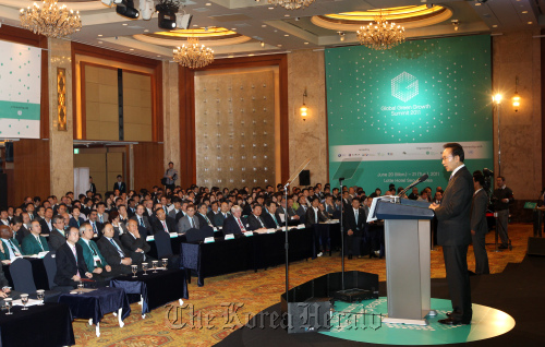 President Lee Myung-bak delivers a speech during the opening ceremony of the first Global Green Growth Summit conference, which kicked off on Monday at Lotte Hotel in downtown Seoul.    Yonhap News