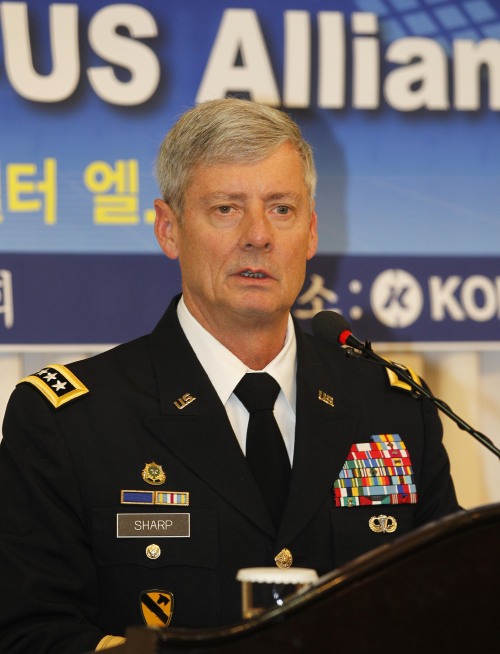 <YONHAP PHOTO-0650> 강연하는 샤프 한미연합사령관 (서울=연합뉴스) 김현태 기자 = 월터 엘 샤프 한미연합사령관이 20일 오전 서울 중구 태평로 코리아나 호텔에서 육군협회 주최로 열린 조찬강연회에서 강연을 하고 있다. 2011.6.20 mtkht@yna.co.kr/2011-06-20 09:26:16/ <저작권자 ⓒ 1980-2011 ㈜연합뉴스. 무단 전재 재배포 금지.>
U.S. Forces Korea Commander Gen. Walter Sharp delivers a speech during a breakfast meeting hosted by the Association of the Republic of Korea Army in Seoul on Monday.  Yonhap News