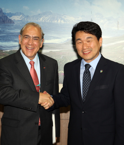 <YONHAP PHOTO-1569> 교과장관 OECD 사무총장 접견 (서울=연합뉴스) 도광환 기자 = 이주호 교육과학기술부장관이 20일 오후 앙헬 구리아 OECD 사무총장을 접견, 악수하고 있다. 2011.6.20 dohh@yna.co.kr/2011-06-20 15:42:41/ <저작권자 ⓒ 1980-2011 ㈜연합뉴스. 무단 전재 재배포 금지.>
Angel Gurria, secretary-general of the OECD
