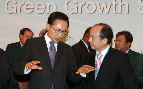 President Lee Myung-bak on Monday chats with Masayoshi Son, chairman and CEO of Japan’s SoftBank Corp., at the opening ceremony of the Global Green Growth Summit 2011 held at a Seoul
hotel. (Yonhap News)