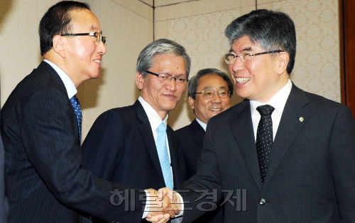 김중수 한국은행 총재(오니쪽 세번째)가 21일 서울 중구 남대문로 한국은행에서 열린 경제동향 간담회에서 현오석 한국개발연구원(KDI) 원장과 악수하고 있다. 박현구 기자phko@heraldm.com 2011.06.21
김중수 한국은행 총재(오니쪽 세번째)가 21일 서울 중구 남대문로 한국은행에서 열린 경제동향 간담회에서 현오석 한국개발연구원(KDI) 원장과 악수하고 있다. 박현구 기자phko@heraldm.com 2011.06.21
김중수 한국은행 총재는 21일 경제전문가들과 간담회를 가졌다. 김 총재는 한은과 국제통화기금(IMF)의 한국 물가 전망치가 다른 것과 관련 “밖과 안에 있는 사람의 보는 관점이 다르다”고 말했다. 이날 간담회에는 현오석 한국개발연구원장, 박양호 국토연구원장, 송재희 중소기업중앙회 상근부회장, 유병삼 연세대 교수, 정지만 상명대 교수, 한장섭 한국조선협회 상근부회장 등이 참석했다.  박현구 기자/phko@