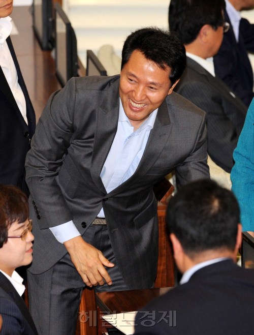 20일 오후 서울시의회는 오세훈 서울시장이 참석한 가운데 제 231회 정례회 개회식이 열렸다. 오시장은 지난 18일 기자간담회에서 시정질문을 통해 다툴것은 다투고 설득할 것은 설득하겠다고 말했다.<br />이상섭 기자 babtong@heraldm.com 2011.06.20
