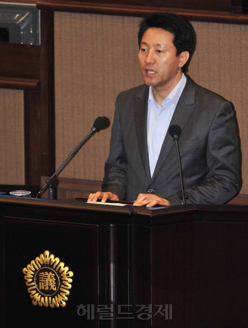 오세훈 서울시장이 20일 6개월만에 서울 시의회에 정례회의에 참석해 업무보고를 하고 있다.<br />김명섭 기자 msiron@