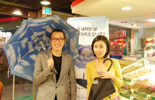 21일 크리스피 크림 도넛은 본격적인 장마철을 맞아 갑작스럽게 내리는 비에 미처 우산을 준비하지 못한 소비자에게 우산을 대여하는 ‘하늘 우산’ 서비스를 마련했다. 비 오는 날 매장 근처에 있는 소비자라면 누구나 크리스피 크림 도넛 매장에서 우산을 무료로 빌릴 수 있다.