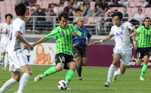 <YONHAP PHOTO-2316> 슛하는 이동국 (전주=연합뉴스) 백도인 기자 = 24일 전주월드컵경기장에서 열린 AFC 챔피언스리그 전북 현대와 중국 텐진 테다의 경기에서 전북 이동국이 슛을 하고 있다. 2011.5.24 doin100@yna.co.kr/2011-05-24 20:15:42/ <저작권자 ⓒ 1980-2011 ㈜연합뉴스. 무단 전재 재배포 금지.>
Jeonbuk Motors striker Lee Dong-gook      Yonhap News