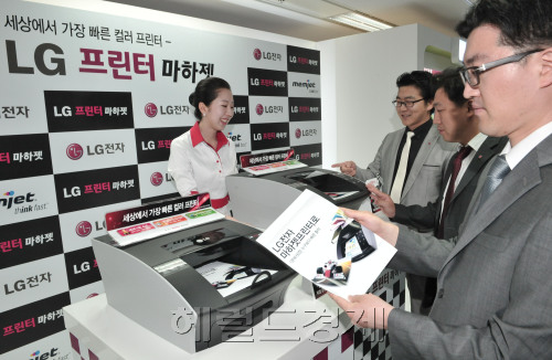 21일 서울스퀘어쇼룸에서 LG전자가 출시한 'LG프린터 마하젯'. 이 프린터는 컬러인쇄 60PPM,세계1등 속도를 구현했고 PSA 헤드직렬 배열 방식의 기술을 적용했다. 이 기술은 7만4천개의 노즐로 1초에 9억개의 도트를 인쇄하여 빠른 속도를 구현했다. 70%의 인쇄비용 절감과 소비전력 1/17수준을 구현 차세대 친환경 프린터로 개발되었다.<br />정희조 기자/checho@heraldm.com 110621
21일 서울스퀘어쇼룸에서 LG전자가 출시한 'LG프린터 마하젯'. 이 프린터는 컬러인쇄 60PPM,세계1등 속도를 구현했고 PSA 헤드직렬 배열 방식의 기술을 적용했다. 이 기술은 7만4천개의 노즐로 1초에 9억개의 도트를 인쇄하여 빠른 속도를 구현했다. 70%의 인쇄비용 절감과 소비전력 1/17수준을 구현 차세대 친환경 프린터로 개발되었다.
정희조 기자/checho@heraldm.com 110621
LG전자는 21일 세계 최고 속도에 소비전력를 크게 줄인 차세대 친환경 프린터 ‘LG프린터 마하젯’을 내놓고 본격적인 프린터 시장 진출을 선언했다.  정희조 기자/checho@heraldm.com