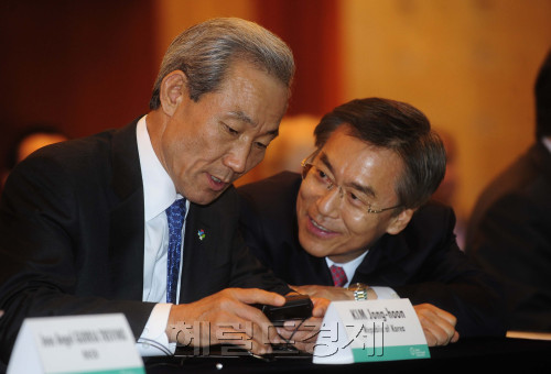 김종훈 외교통상부 통상교섭본부장이 21일 오전 소공동 롯데호텔에서 2일째 열리고 있는 글로벌 녹색성장 서밋(Global Green Growth Summit) 2011에 참석해  참석자와 이야기를 나누고 있다. 박해묵 기자/mook@heraldm.com
김종훈 외교통상부 통상교섭본부장이 21일 오전 소공동 롯데호텔에서 2일째 열리고 있는 글로벌 녹색성장 서밋(Global Green Growth Summit) 2011에 참석해  참석자와 이야기를 나누고 있다. 박해묵 기자/mook@heraldm.com
김종훈 외교통상부 통상교섭본부장이 21일 오전 서울 소공동 롯데호텔에서 이틀째 열리고 있는 ‘글로벌 녹색성장 서밋 2011’에 참석해 OECD 창립 50주년 환영연설을 했다. 김 본부장(왼쪽)이 행사전 관계자와 이야기 하고 있다. 박해묵 기자mook@