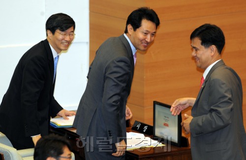 21일 오세훈 서울시장이 서울시의회에 출석해 의원들에게 인사 하고 있다. 박현구 기자phko@heraldm.com 2011.06.21
21일 오세훈 서울시장이 서울시의회에 출석해 의원들에게 인사 하고 있다. 박현구 기자phko@heraldm.com 2011.06.21
서울시의회 시정질의가 열린 21일 오전 오세훈(가운데) 서울시장과 곽노현(왼쪽) 서울시 교육감이 나란히 서울시의회에 출석해 시의원들에게 인사 하고 있다. 이날 시정질의에서는 민주당 시의원들이 무상급식 주민투표에 대해 부당성을 성토했으며 오 시장은 시민들이 선택한 만큼 겸허히 받아들여야 한다고 답변했다.  박현구 기자/phko@