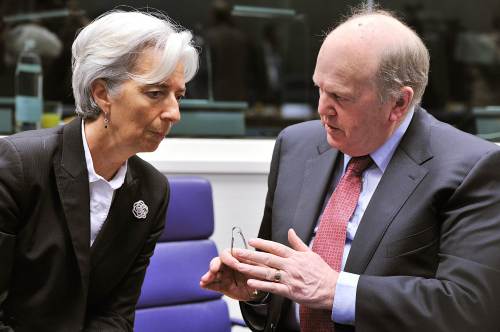 <YONHAP PHOTO-1947> French Finance Minister Christine Lagarde (L) and Irish Finance minister Michael Noonan talk prior an Eurogroup meeting on June 20, 2011 at the European Union (EU) Headquarters in Luxembourg. Europe promised Monday to unblock existing bailout loans for Greece and draw up a second financial rescue as long as its parliament approves fierce new budget cuts and a raft of asset sales. After seven hours of crunch talks aimed at averting Greek default and fears of a domino effect across their shared currency area, eurozone finance ministers dangled both carrot and stick at Greece saying they and the IMF would release 12 billion euros of loans in "mid-July" once lawmakers did their bit. AFP PHOTO / GEORGES GOBET /2011-06-20 17:44:13/ <저작권자 ⓒ 1980-2011 ㈜연합뉴스. 무단 전재 재배포 금지.>
French Finance Minister Christine Lagarde (left) and Irish Finance minister Michael Noonan talk prior to a Eurogroup meeting at the European Union Headquarters in Luxembourg on Monday.  AFP-Yonhap News