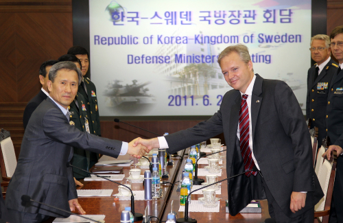 <YONHAP PHOTO-0940> 악수하는 한-스웨덴 국방장관 (서울=연합뉴스) 안정원 기자 = 한국-스웨덴 국방장관 회담차 21일 서울 용산구 국방부를 방문한 스텐 톨리포스(45) 스웨덴 국방장관이 회담 시작에 앞서 김관진 장관과 악수하고 있다. 2011.6.21 jeong@yna.co.kr/2011-06-21 13:43:39/ <저작권자 ⓒ 1980-2011 ㈜연합뉴스. 무단 전재 재배포 금지.>
Defense Minister Kim Kwan-jin (left) shakes hands with his Swedish counterpart Sten Tolgfors prior to their talks in Seoul on Tuesday.  Yonhap News