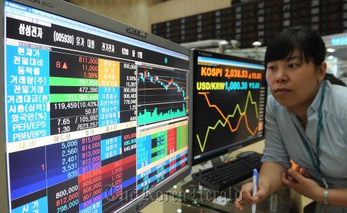 증권거래소.<br />이상섭 기자 babtong@heraldm.com 2011.06.21
A trader in Seoul watches Samsung Electronics share prices on Tuesday.   Lee Sang-sup/The Korea Herald
A trader in Seoul watches Samsung Electronics share prices on Tuesday.   Lee Sang-sup/The Korea Herald