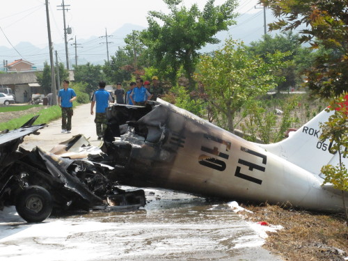 <YONHAP PHOTO-1107> 청원 남일면서 훈련기 1대 추락 (청주=연합뉴스) 황정현 기자 = 21일 오후 1시30분께 충북 청원군 남일면 고은4리 마을회관 앞에서 훈련기 1대가 추락했다.2011.6.21 sweet@yna.co.kr/2011-06-21 14:35:40/ <저작권자 ⓒ 1980-2011 ㈜연합뉴스. 무단 전재 재배포 금지.>
An Air Force T-103 training plane carrying two pilots which crashed in Cheongwon, North Chungcheong Province on Tuesday. Yonhap News