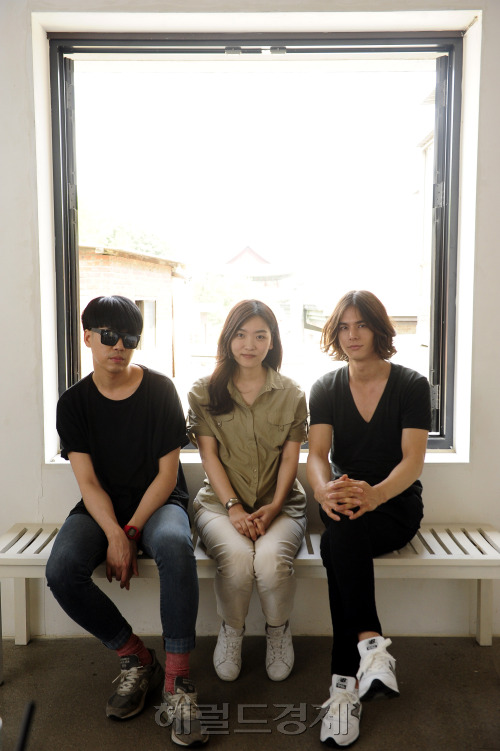 모먼트 토토사이트 '플레이' 남다정 감독, 배우 이현재, 정준일. 박해묵 기자/mook@
모먼트 토토사이트 '플레이' 남다정 감독, 배우 이현재, 정준일. 박해묵 기자/mook@