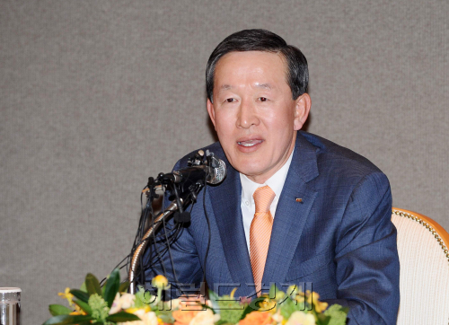 제50회 전경련 정기총회가 24일 더 프라자 호텔에서 열렸다. 이 자리에서 조석래 회장이 물러나고 허창수 GS회장이 신임 전경련 회장으로 선출되었다. 허회장이 기자간담회를 하고 있다./박해묵 기자 MOOK@ 2011.02.24