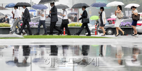 본격적인 장마가 시작된 22일 오전 서울 광화문 네거리에서 시민들이 우산을 쓰고 출근하고 있다. 기상청은 주말까지  서울·경기와 영서지방에 최고 150mm 이상의 폭우가 쏟아질 것으로 예보했다.<br />김명섭 기자 msiron@
본격적인 장마가 시작된 22일 오전 서울 광화문 네거리에서 시민들이 우산을 쓰고 출근하고 있다. 기상청은 주말까지  서울·경기와 영서지방에 최고 150mm 이상의 폭우가 쏟아질 것으로 예보했다.
김명섭 기자 msiron@
본격적인 장마가 시작된 22일 오전 서울 광화문네거리에서 직장인들이 우산을 쓴채 출근길을 서두르고 있다. 기상청은 주말까지 서울ㆍ경기와 영서지방에 최고 150㎜ 이상의 폭우가 쏟아질 것으로 예보했다. 김명섭 기자/msiron@heraldm.com