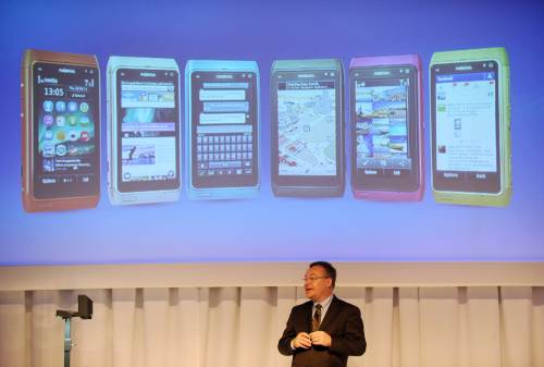 <YONHAP PHOTO-2393> Nokia president and chief executive Stephen Elop speaks at the Nokia Connection conference on the sidelines of the CommunicAsia exhibition and conference in Singapore on June 21, 2011. Troubled mobile phone giant Nokia on June 21 declared that a "new season" had begun for the firm as it struggles to protect market share from rivals like Apple and Samsung. AFP PHOTO/ROSLAN RAHMAN /2011-06-21 22:19:55/ <저작권자 ⓒ 1980-2011 ㈜연합뉴스. 무단 전재 재배포 금지.>
Nokia president and chief executive Stephen Elop speaks at the Nokia Connection conference on the sidelines of the CommunicAsia exhibition and conference in Singapore on Tuesday.  AFP-Yonhap News