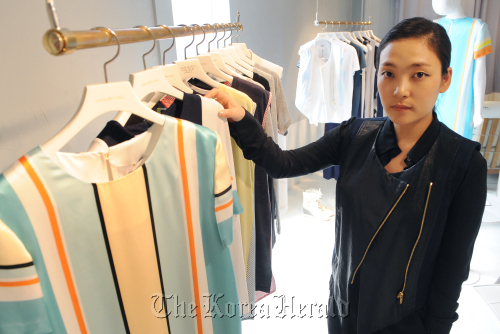 디자이너 최지형.<br />이상섭 기자 babtong@heraldm.com 2011.06.13
Choi Ji-hyung, chief designer of Johnny Hates Jazz, shows her 2011 S/S collections at the brand’s showroom in Sinsa-dong, southern Seoul.   Lee Sang-sub/The Korea Herald