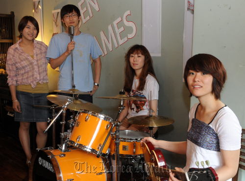 브로콜리 너마저 밴드 인터뷰.<br />이상섭 기자 babtong@heraldm.com<br />2011.06.20
Indie band Broccoli, You Too members during an interview at a cafe in Seoul on Monday: (From left) Jandi on keyboards, Dukwon on vocal and bass, Ryuji on drums and Hyanggi on guitar. Lee Sang-sub/The Korea Herald