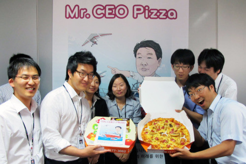Employees of LG Electronics’s “Chiller” team of the Air-condition and Energy Solution division on Wednesday hold up the CEO pizzas sent by LGE Vice Chairman and CEO Koo Bon-joon.
LG Electronics