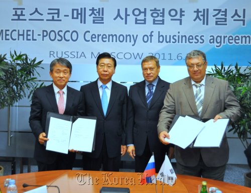 POSCO and Mechel executives including POSCO chief excutive Chung Joon-yang (second from left) and Mechel chairman of the board Igor V. Zyuzin (second from right) pose after signing a contract in Moscow on Tuesday.  POSCO
POSCO and Mechel executives including POSCO chief excutive Chung Joon-yang (second from left) and Mechel chairman of the board Igor V. Zyuzin (second from right) pose after signing a contract in Moscow on Tuesday.  POSCO