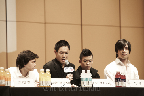Ensemble Ditto members ― (From left) violinist Stefan Pi Jackiw, violist Richard Yongjae O’Neill, pianist Jiyong and cellist Michael Nicolas ― speak at a press conference in Seoul on Wednesday.  Credia