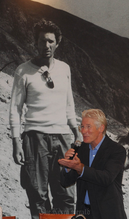 리차드기어 기자회견.<br />이상섭 기자 bqbtong@heraldm.com 2011.06.22
Hollywood star and practicing Tibetan Buddhist Richard Gere speaks at a press conference promoting his Tibet-themed photo exhibition at the Seoul Arts Center in Seoul, Wednesday.  Lee Sang-sub/The Korea Herald