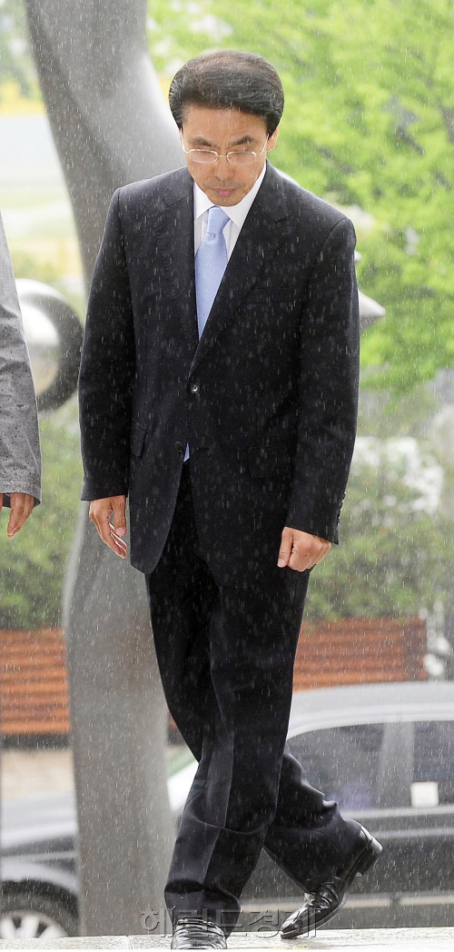 22일 오후  청와대 정무비서관 출신인 김해수 한국건설관리공사 사장이 정무비선관 시절 부산저축은행그룹에서 사업 인허가 청탁과 함께 수천만원의 금품을 받은 혐의로 서초동 대검찰청으로 소환되고 있다. 박해묵 기자/mook@heraldm.com
22일 오후  청와대 정무비서관 출신인 김해수 한국건설관리공사 사장이 정무비선관 시절 부산저축은행그룹에서 사업 인허가 청탁과 함께 수천만원의 금품을 받은 혐의로 서초동 대검찰청으로 소환되고 있다. 박해묵 기자/mook@heraldm.com