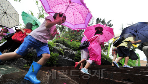 장마전선이 북상해 서울 경기지역에 집중호우가 내린 23일 오전 서울 종로구 청운초교 학생들이 등교하고 있다.<br />김명섭 기자 msiron@
중부지방에 장맛비가 내린 23일 서울 종로구 청운초등학교 어린이들이 장화를 신고 계단을 오르고 있다. 기상청은 장마전선이 북상하면서 곳에 따라 최대 150㎜ 이상의 많은 비가 내릴 것으로 전망했다. 특히 제5호 태풍인 ‘메아리(Meari)’가 26일께 우리나라에 영향을 미칠 가능성이 있어 주의가 필요하다고 밝혔다.  김명섭 기자/msiron@heraldm.com