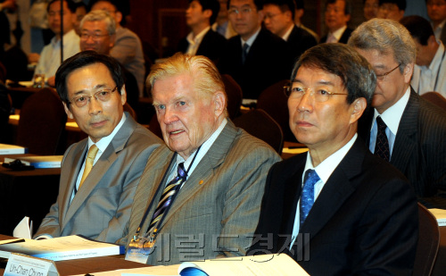 금융연구원 창립 20주년 컨퍼런스가 23일 서울 소공동 롯데호텔에서 "규제개혁과 금융의 미래"를 주제로 열리고 있다. 오른쪽 부터 정운찬 동반성장위원장 로버트 멘델 1999년 노벨 경제학상 수상자, 김태준 한국금융연구원장. 박현구 기자phko@heraldm.com 2011.06.23
금융연구원 창립 20주년 컨퍼런스가 23일 서울 소공동 롯데호텔에서 "규제개혁과 금융의 미래"를 주제로 열리고 있다. 오른쪽 부터 정운찬 동반성장위원장 로버트 멘델 1999년 노벨 경제학상 수상자, 김태준 한국금융연구원장. 박현구 기자phko@heraldm.com 2011.06.23