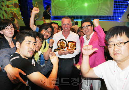 제일기획 관계자들이 2011 칸 국제 광고제서 국내 최초로 미디어부문 그랑프리를 수상한 후 환호하고 있다.  [사진제공=제일기획]