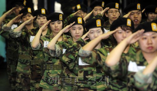 중앙공무원교육원에서 교육을 받고 있는 신임관리자 과정 새내기 수습사무관 321명이 23일 오전 6월 호국보훈의 달을 맞아 서울 송파동 특전사 비호부대에서 특전사 일일 병영체험을 위해 입소식을 가지고 있다. 박해묵 기자/mook@heraldm.com
중앙공무원교육원에서 교육을 받고 있는 신임관리자 과정 새내기 수습사무관 321명이 23일 오전 6월 호국보훈의 달을 맞아 서울 송파동 특전사 비호부대에서 특전사 일일 병영체험을 위해 입소식을 가지고 있다. 박해묵 기자/mook@heraldm.com
수습사무관 321명이 23일 6월 호국보훈의 달을 맞아 서울 송파동 특전사 비호부대에서 열린 ‘특전사 일일 병영체험’ 입소식을 하고 있다.   박해묵 기자/mook@