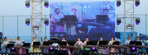 "Arirang' is played at the music concert in Yeonpyeong Island. (Yonhap News)