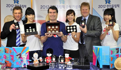 (주)화동양향은 23일 주한 영국대사관에서 2012런던올림픽 공식 기념 주화를 선보여 마틴 유든 주한 영국대사와 참석자들이 주화를 들어 보이고 있다. 본 기념 주화는 금화2종, 은화7종, 동29종으로 구성돼 6월27일 부터 7월8일까지 전국 은행 지점에서 선착순 한정 예약 판매된다.<br />김명섭 기자 msiron@
(주)화동양향은 23일 주한 영국대사관에서 2012런던올림픽 공식 기념 주화를 선보여 마틴 유든 주한 영국대사와 참석자들이 주화를 들어 보이고 있다. 본 기념 주화는 금화2종, 은화7종, 동29종으로 구성돼 6월27일 부터 7월8일까지 전국 은행 지점에서 선착순 한정 예약 판매된다.
김명섭 기자 msiron@