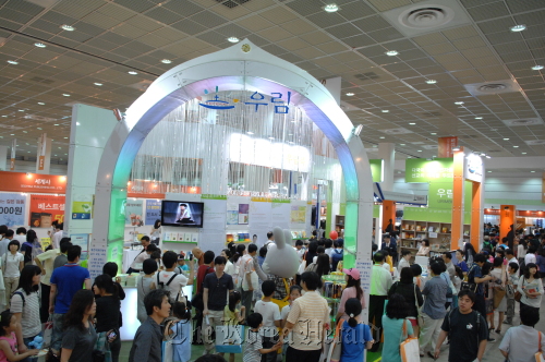 Visitors browse priest Lee Jae-rok’s books on his Christian faith at Urim Books’ booth during Seoul International Book Fair at COEX in Seoul. Urim Books