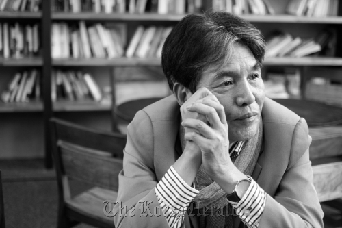 Author Park Beom-shin who has just released his latest novel, “My Hand Turns Into A Horseshoe.” J-Books