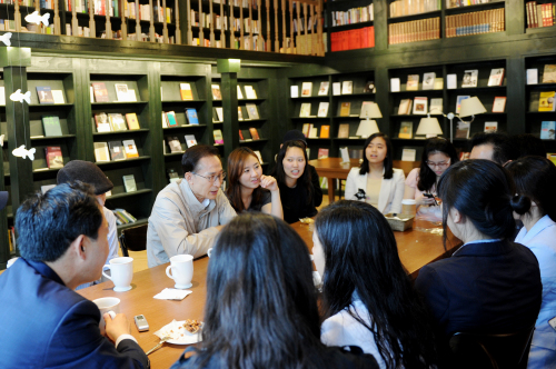<YONHAP PHOTO-0619> 李대통령, 대학생들과 커피숍서 즉석 미팅 (서울=연합뉴스) = 이명박 대통령이 23일 오전 서울 마포구 서강대 인근 한 커피숍에 들러 대학생들과 즉석 미팅을 하고 있다. << 청와대 제공 >> 2011.6.23 kimb01@yna.co.kr/2011-06-23 12:10:53/ <저작권자 ⓒ 1980-2011 ㈜연합뉴스. 무단 전재 재배포 금지.>
President Lee Myung-bak meets college students in a coffee shop near Sogang University in northwestern Seoul on Thursday.   Yonhap News