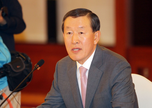 <YONHAP PHOTO-0862> 질문에 답하는 허창수 회장 (서울=연합뉴스) 최재구 기자 = 허창수 전경련 회장이 21일 서울 삼성동 그랜드인터콘티넨탈호텔에서 열린 출입기자 간담회에 참석해 기자들의 질문에 답하고 있다. 2011.6.21 jjaeck9@yna.co.kr/2011-06-21 13:10:02/ <저작권자 ⓒ 1980-2011 ㈜연합뉴스. 무단 전재 재배포 금지.>
Huh Chang-soo
