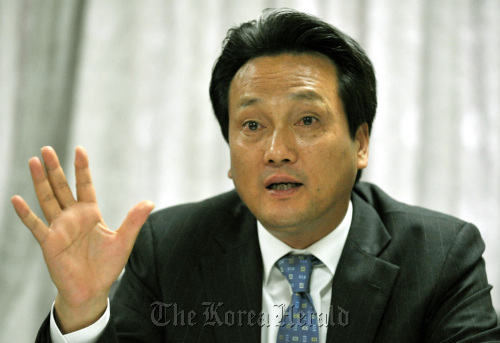 안민석 민주당 국회의원.양동출dcyang@heraldm.com/110617/
Rep. An Min-suk of the Democratic Party speaks about overseas Korean schools in a recent interview with The Korea Herald.
Yang Dong-chul/The Korea Herald