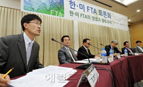한국무역협회와 대외경제정책연구원이 지난 23일 서울 삼성동 코엑스에서 공동 개최한 ‘한ㆍ미 FTA 토론회: 한ㆍ미 FTA 협상의 쟁점과 향후 과제’ 세미나에서 패널들이 주제발표를 하고 있다.